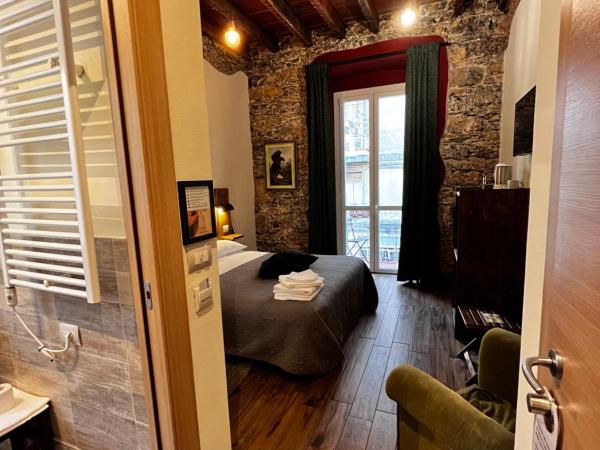 La Taverna del Metallo Rooms : photo 7 de la chambre chambre double supérieure avec balcon