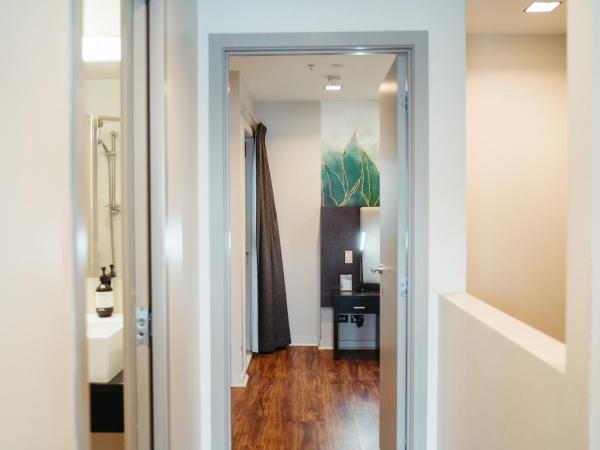 Auckland City Hotel - Hobson St : photo 5 de la chambre appartement en duplex 2 chambres avec lit simple et queen-size