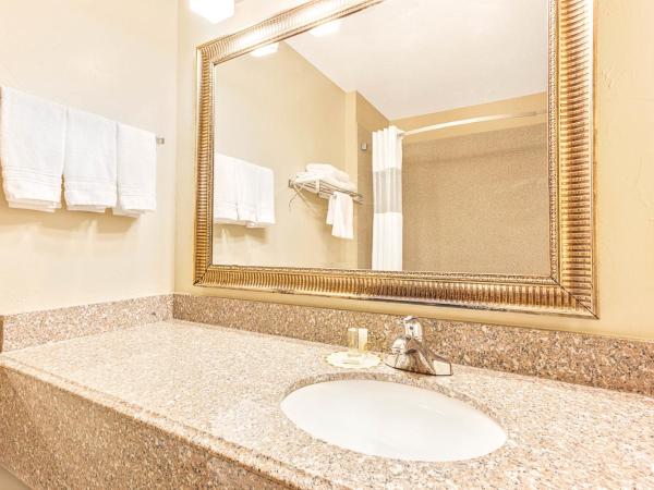 Days Inn by Wyndham Oklahoma City : photo 8 de la chambre chambre deluxe avec 2 lits queen-size - non-fumeurs