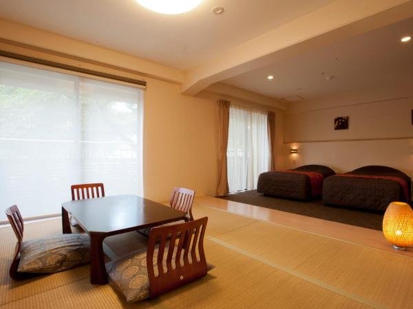 Maple Arima : photo 1 de la chambre chambre familiale avec espace tatami et salle de bains commune