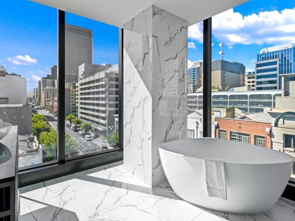 Sofitel Adelaide : photo 1 de la chambre junior king suite with living room and club access