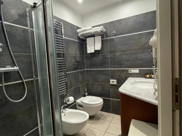 Hotel Villa Savoia : photo 4 de la chambre chambre triple classique