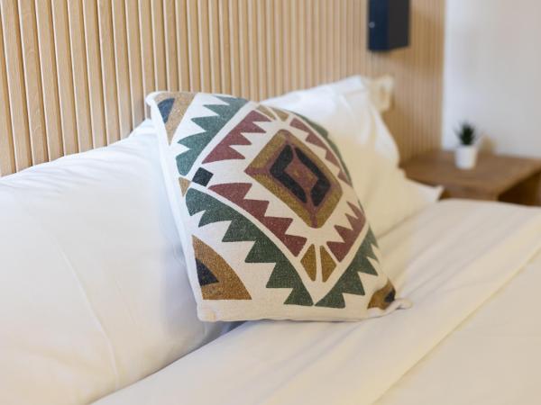 Bird House : photo 1 de la chambre chambre double avec balcon et salle de bains commune