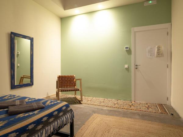 Bird House : photo 5 de la chambre chambre double avec balcon et salle de bains commune