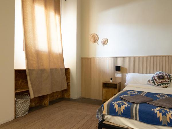 Bird House : photo 7 de la chambre chambre double avec balcon et salle de bains commune