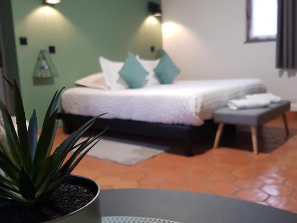 chambres et gites d'étretat : photo 2 de la chambre chambre lit king-size - vue sur jardin