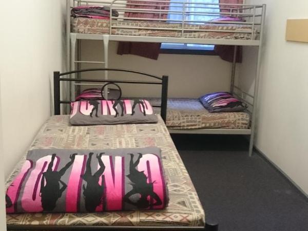 Elizabeth Hostel : photo 5 de la chambre chambre triple avec salle de bains commune