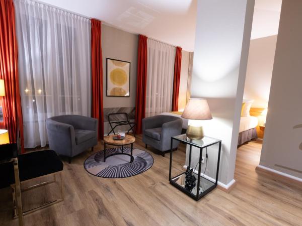 Grand Hôtel Du Tonneau D'Or : photo 2 de la chambre chambre privilège - vue citadelle et lion