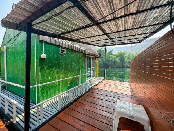 ชอว์ งาทอง รีสอร์ต Chor Ngar Thong Erawan Kanchanaburi : photo 10 de la chambre chambre familiale avec terrasse