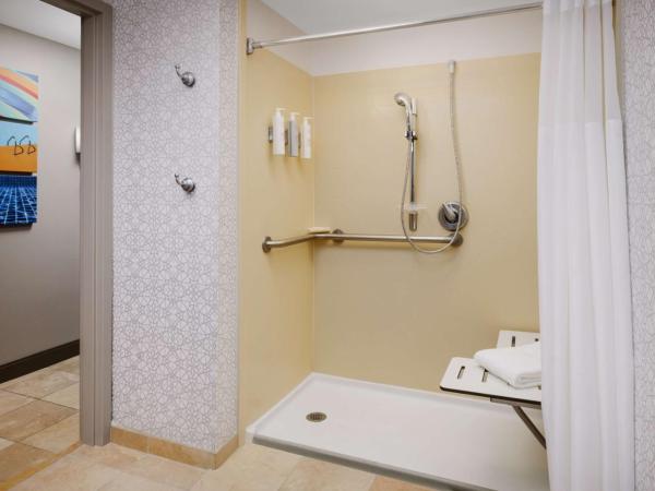 Hampton Inn Ft. Lauderdale-Cypress Creek : photo 4 de la chambre chambre lit queen-size avec douche accessible en fauteuil roulant - adaptée aux personnes à mobilité réduite/non-fumeurs