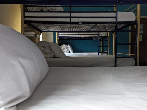 Rock n Bowl : photo 2 de la chambre single bed in 20 bed male dormitory room