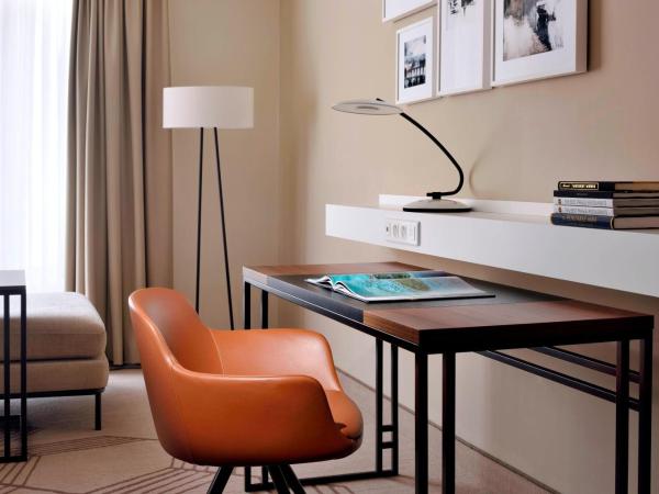 Prague Marriott Hotel : photo 6 de la chambre chambre club lit king-size avec accès au m club