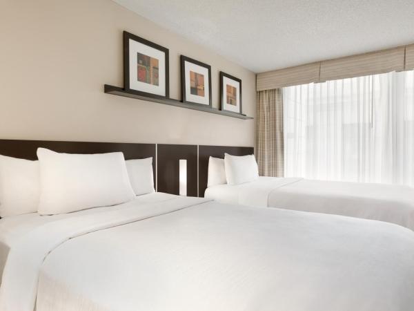 Embassy Suites by Hilton - Montreal : photo 4 de la chambre suite de luxe avec 2 lits doubles et cheminée - non-fumeurs