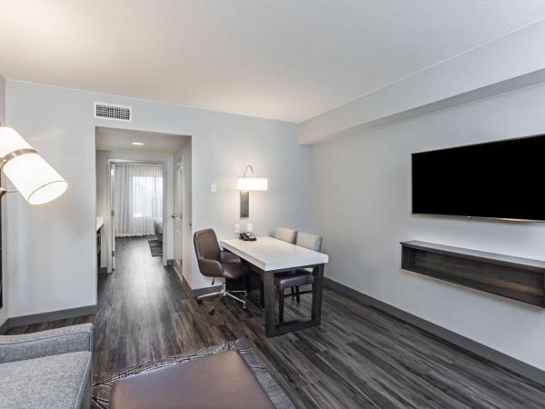 Embassy Suites by Hilton Houston-Energy Corridor : photo 1 de la chambre king suite with accessible tub - mobility and hearing access/non-smoking