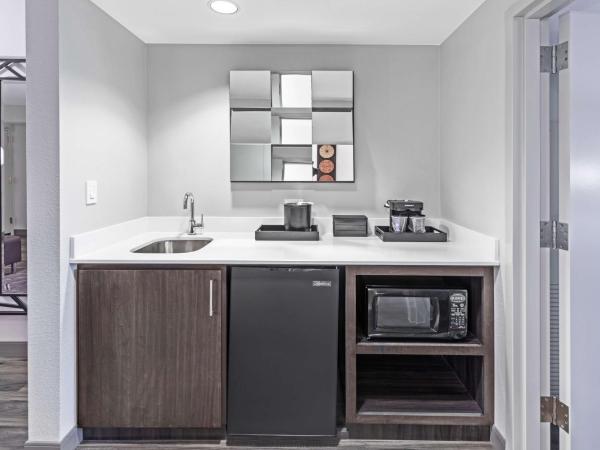 Embassy Suites by Hilton Houston-Energy Corridor : photo 3 de la chambre suite 2 pièces avec lit king-size - non-fumeurs