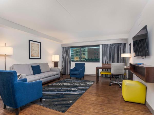 Embassy Suites by Hilton Indianapolis Downtown : photo 4 de la chambre suite d'angle avec 2 lits doubles