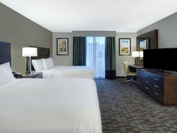 Embassy Suites by Hilton Jacksonville Baymeadows : photo 2 de la chambre suite avec 2 chambres lit queen-size