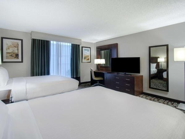 Embassy Suites by Hilton Jacksonville Baymeadows : photo 3 de la chambre suite avec 2 chambres lit queen-size