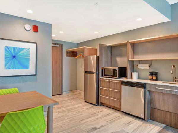 Home2 Suites By Hilton Jacksonville South St Johns Town Ctr : photo 6 de la chambre suite lit queen-size avec douche accessible en fauteuil roulant - adaptée aux personnes à mobilité réduite