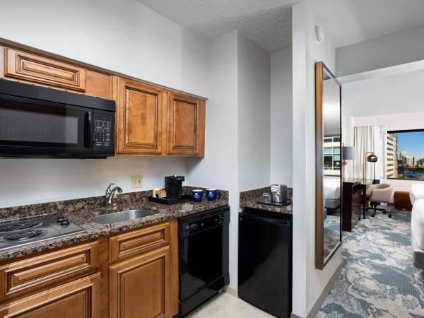 DoubleTree by Hilton Houston Medical Center Hotel & Suites : photo 4 de la chambre guestroom with two queen beds and kitchen