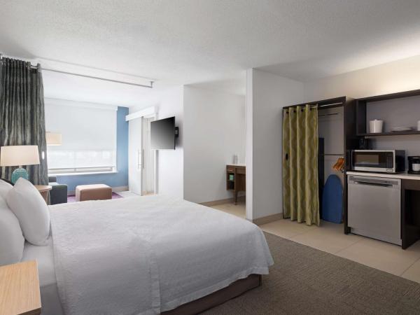 Home2 Suites by Hilton Indianapolis - Keystone Crossing : photo 2 de la chambre suite studio lit king-size avec bain à remous - accessible aux personnes malentendantes/à mobilité réduite