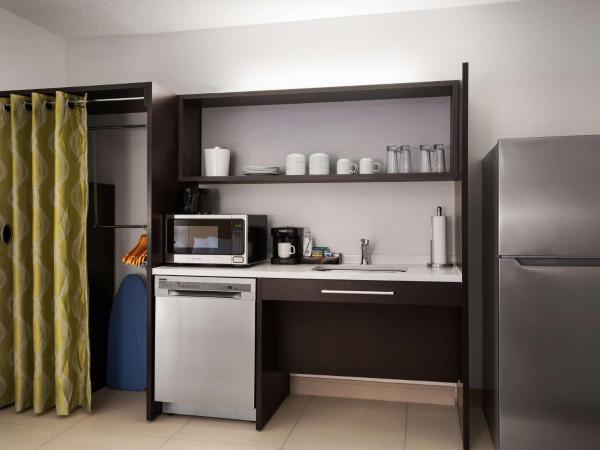 Home2 Suites by Hilton Indianapolis - Keystone Crossing : photo 6 de la chambre suite studio lit king-size avec bain à remous - accessible aux personnes malentendantes/à mobilité réduite