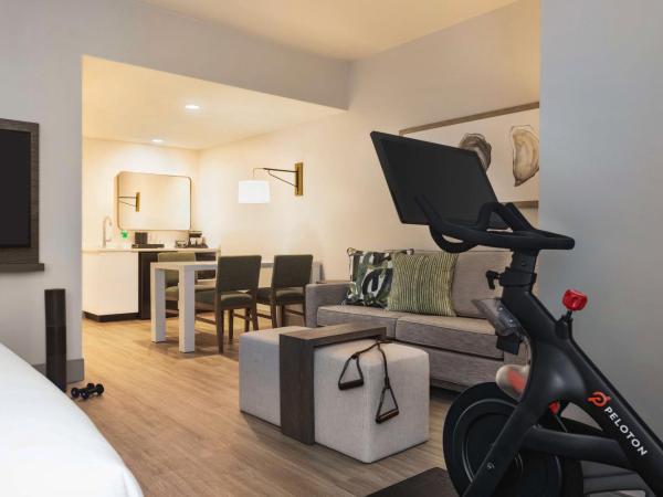 Embassy Suites By Hilton Panama City Beach Resort : photo 1 de la chambre king studio with peloton