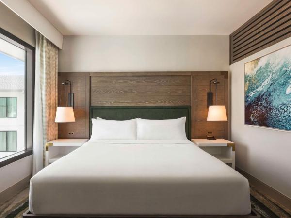 Embassy Suites By Hilton Panama City Beach Resort : photo 1 de la chambre king suite with bunk beds and balcony