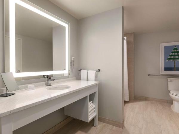 Embassy Suites By Hilton Panama City Beach Resort : photo 7 de la chambre queen suite with two queen beds and bath tub - gulf view/mobility accessible