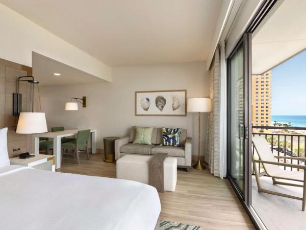 Embassy Suites By Hilton Panama City Beach Resort : photo 2 de la chambre king studio suite with balcony and gul view