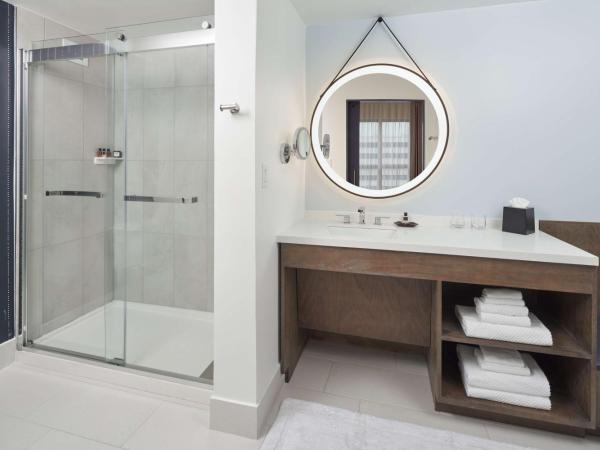 The Chifley Houston, Tapestry Collection by Hilton : photo 9 de la chambre two-room king suite - hearing access