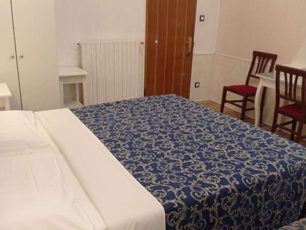 Hotel Caneva : photo 2 de la chambre chambre triple avec salle de bains commune