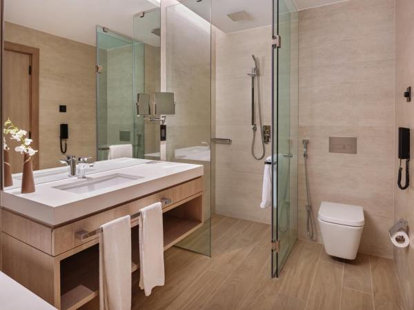 JA The Resort - JA Lake View Hotel, Dubai : photo 5 de la chambre chambre lit king-size de luxe