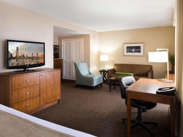 DoubleTree by Hilton Jacksonville Riverfront, FL : photo 6 de la chambre suite junior lit king-size