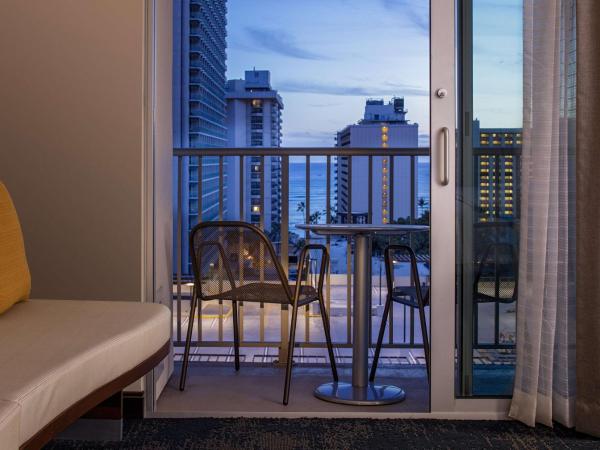 Hilton Garden Inn Waikiki Beach : photo 3 de la chambre chambre double avec 2 lits doubles et vue partielle sur l'océan