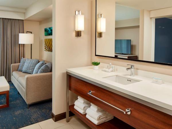 Hilton Garden Inn Waikiki Beach : photo 6 de la chambre suite avec 2 lits doubles et 1 canapé-lit - vue partielle sur océan