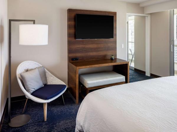 Hilton Garden Inn Waikiki Beach : photo 8 de la chambre suite avec 2 lits doubles et 1 canapé-lit - vue partielle sur océan