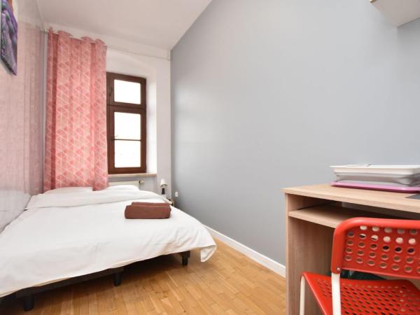 City Central Hostel - Pokoje prywatne : photo 2 de la chambre chambre double avec salle de bains commune