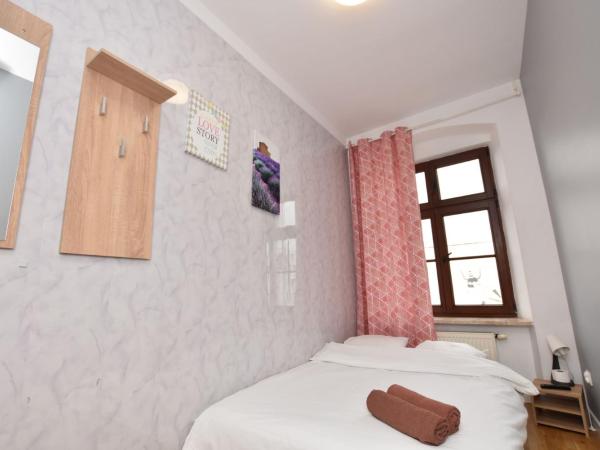 City Central Hostel - Pokoje prywatne : photo 1 de la chambre chambre double avec salle de bains commune