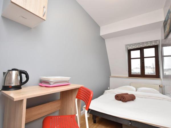 City Central Hostel - Pokoje prywatne : photo 1 de la chambre chambre double avec salle de bains commune