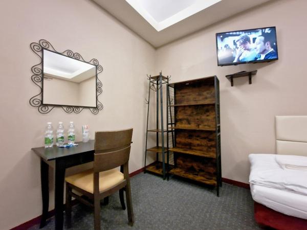 Helvetia Plus B&B - PRIVATE ROOMS and APARTMENTS : photo 3 de la chambre chambre triple avec salle de bains commune