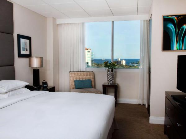 GALLERY One - A DoubleTree Suites by Hilton Hotel : photo 1 de la chambre suite lit king-size avec balcon - vue sur cours d'eau