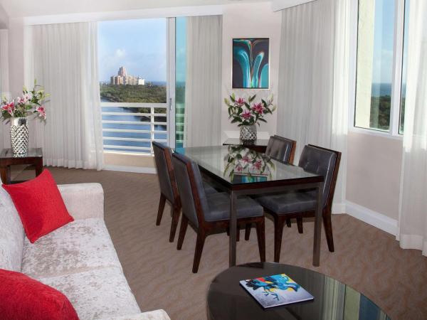 GALLERY One - A DoubleTree Suites by Hilton Hotel : photo 1 de la chambre suite lit king-size premium - vue sur cours d'eau