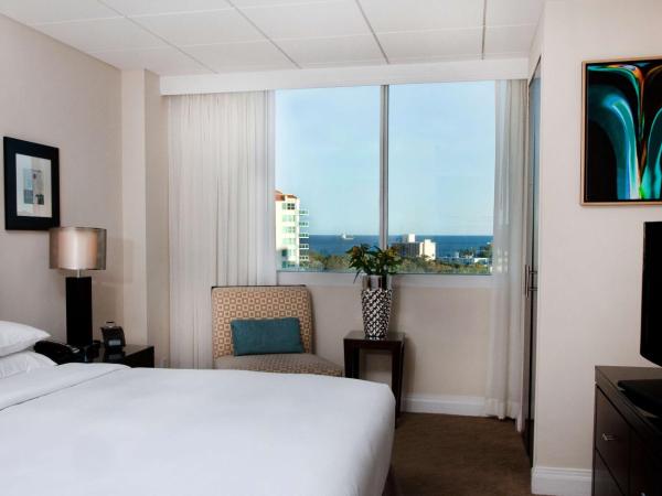 GALLERY One - A DoubleTree Suites by Hilton Hotel : photo 1 de la chambre suite double lit queen-size - vue sur cours d'eau