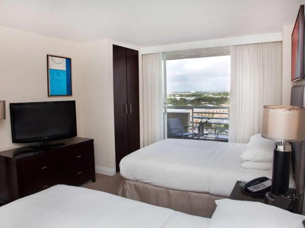 GALLERY One - A DoubleTree Suites by Hilton Hotel : photo 2 de la chambre suite queen double avec balcon et vue sur la ville
