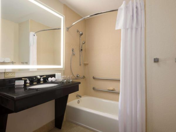 Homewood Suites Jacksonville Deerwood Park : photo 4 de la chambre chambre lit king-size - adaptée aux personnes à mobilité réduite/malentendantes