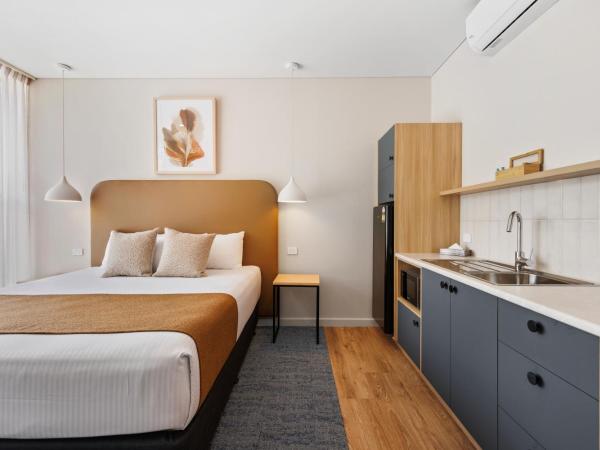 Comfort Inn Regal Park : photo 4 de la chambre suite exécutive lit king-size