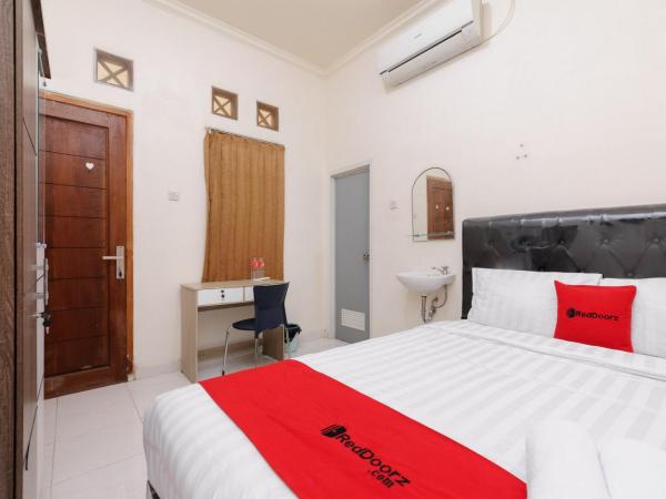 RedDoorz at Meruya Utara : photo 5 de la chambre chambre double standard