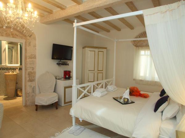 The Aigli : photo 6 de la chambre suite black and white