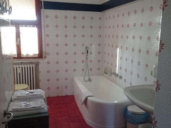 B&B Casa Mancini : photo 6 de la chambre chambre double avec salle de bains privative séparée